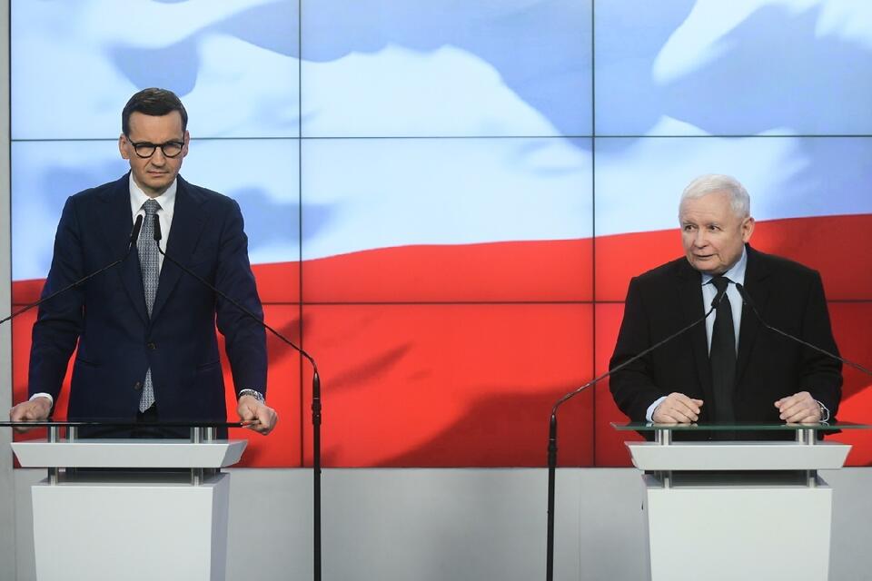 Prezes PiS Jarosław Kaczyński i premier Mateusz Morawiecki na wspólnej konferencji prasowej w Warszawie / autor: PAP/Marcin Obara