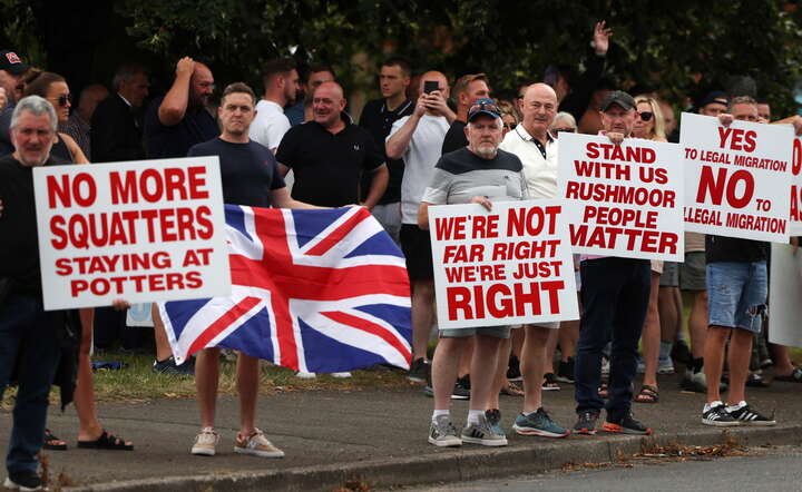 "Nie jesteśmy skrajną prawicą" - głosi jeden z transparentów, jakie trzymają demonstranci w Aldershot / autor: NEIL HALL/EPA/PAP