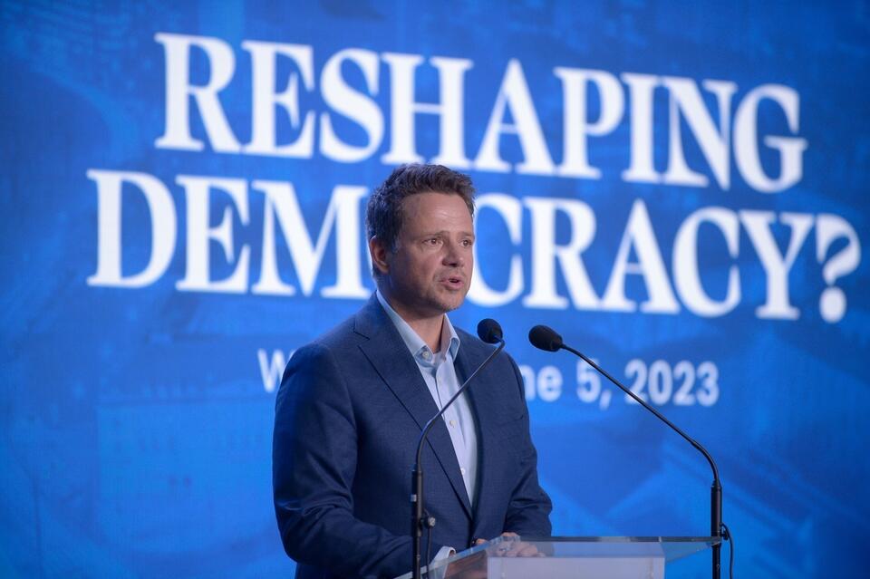 Prezydent m.st. Warszawy Rafał Trzaskowski podczas konferencji „Reshaping Democracy?” w ramach III Szczytu Paktu Wolnych Miast. / autor: PAP/Marcin Obara