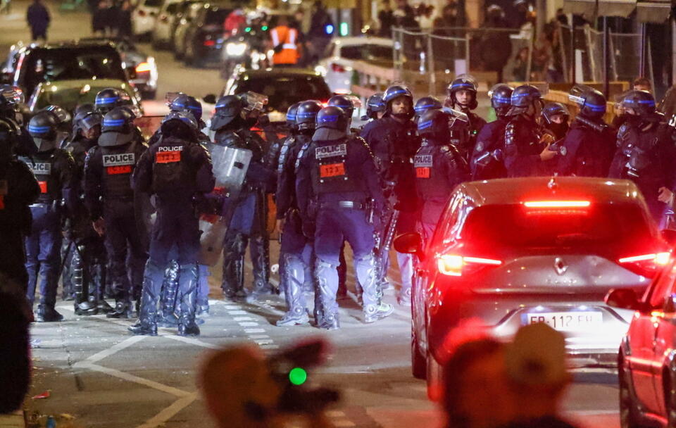 Kolejna noc rozruchów w Paryżu, Francja / autor:  	PAP/EPA/MOHAMMED BADRA