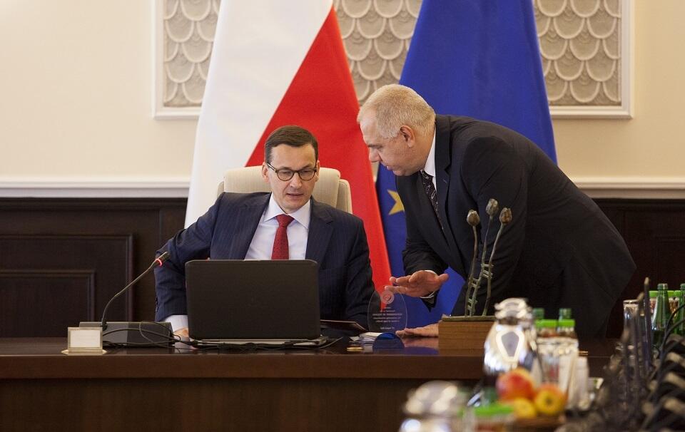 Premier Mateusz Morawiecki i wicepremier, szef MAP Jacek Sasin w sali posiedzeń rządu / autor: Fratria