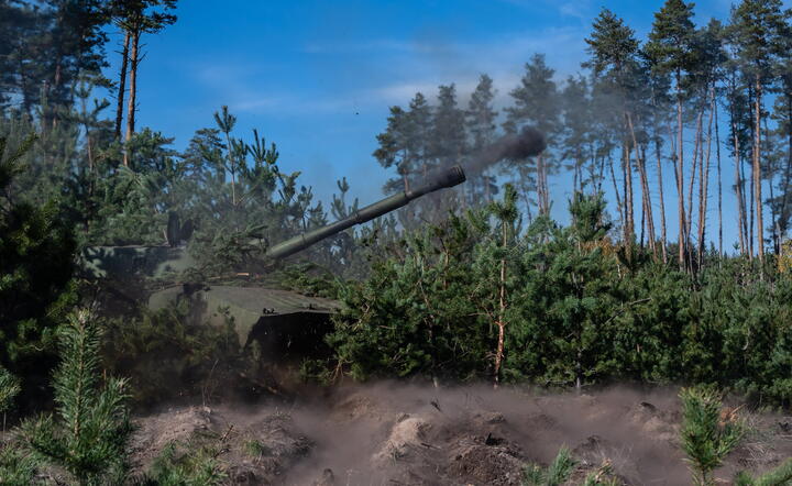 Ukraińscy żołnierze strzelają z haubicy 2C1 "Gvozdika" / autor: fotoserwis PAP