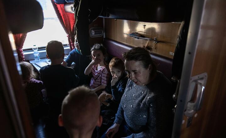 Dzieci uciekające z terenów okupowanych przez Rosję / autor: PAP/EPA