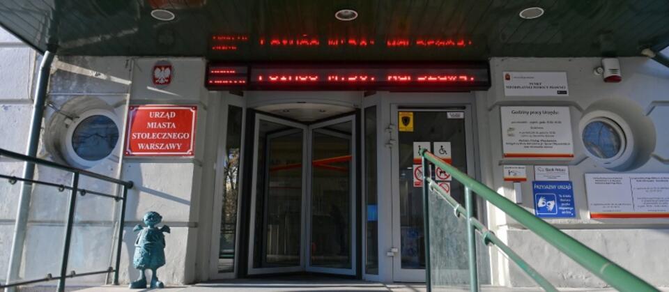 Urząd m. st. Warszawy dla Dzielnicy Praga Północ, gdzie mieszkańcy składają wnioski na dopisanie się do lokalnego rejestru wyborców / autor: PAP/Marcin Obara