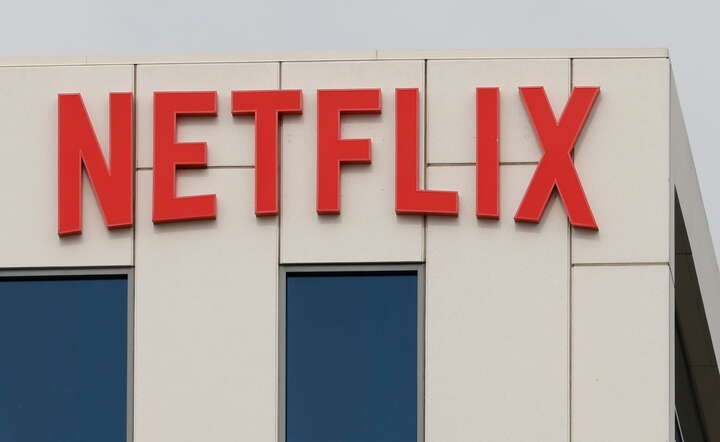 Logo Netflixa na biurze medialnej firmy w Los Angeles / autor: PAP/EPA/CAROLINE BREHMAN
