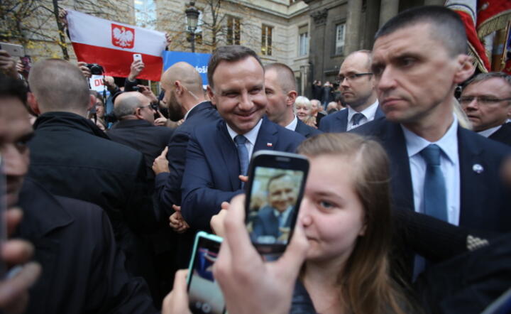 Prezydent Andrzej Duda witany w ostatnią środę przez francuską Polonię w Paryżu, fot. PAP / Leszek Szymański 