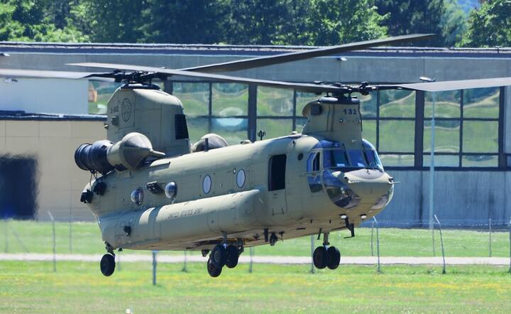 Śmiegłowiec Boeing CH-47 Chinook, jeden z dwóch modeli brany pod uwagę przez Bundeswehrę  / autor: fot. Pixabay
