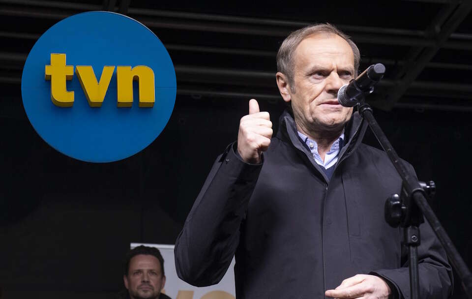 Donald Tusk na proteście poparcia dla TVN w 2021 r. / autor: Fratria