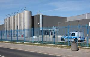 Policja przed fabryką Gillette w Łodzi / autor: PAP/Marian Zubrzycki