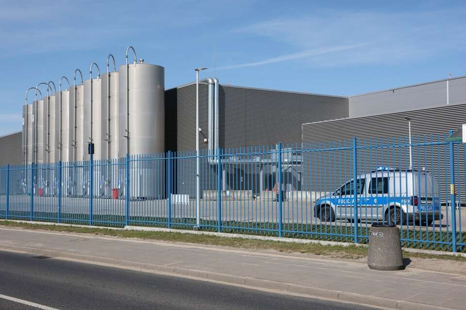 Policja przed fabryką Gillette w Łodzi / autor: PAP/Marian Zubrzycki