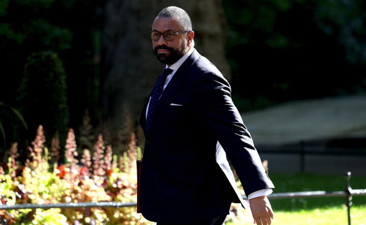 Brytyjski minister spraw wewnętrznych James Cleverly / autor: PAP/EPA/NEIL HALL