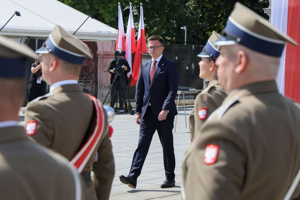 Marszałek Sejmu Szymon Hołownia na uroczystej zmianie posterunku honorowego przed Grobem Nieznanego Żołnierza / autor: PAP/Paweł Supernak