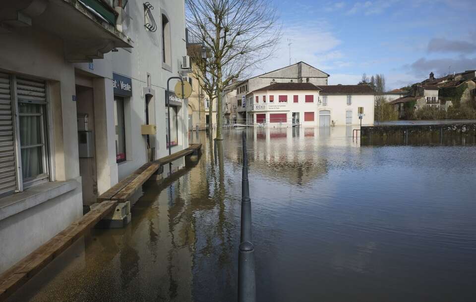 We Francji ponad dziewięć tysięcy gospodarstw domowych zostało pozbawionych prądu. / autor: EPA/Guillaume PINON Dostawca: PAP/EPA.