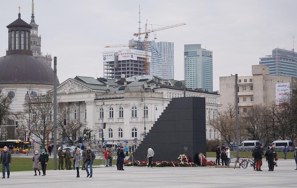 Pomnik Ofiar Tragedii Smoleńskiej podczas rocznicy 10 kwietnia / autor: Fratria