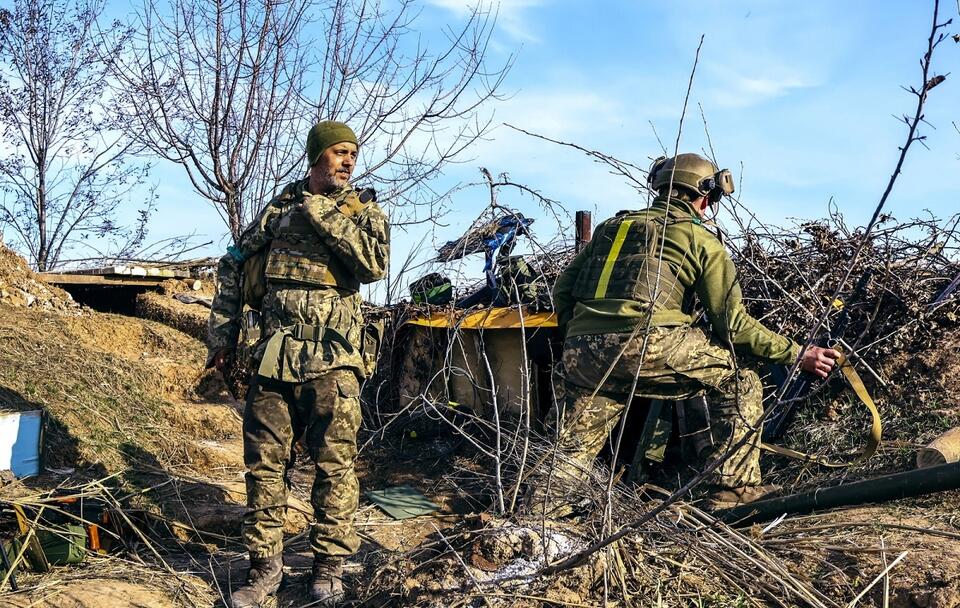 Ukraińscy żołnierze na froncie / autor: PAP/EPA/ROMAN CHOP
