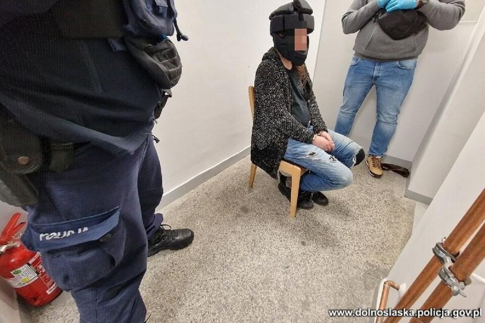Niebezpieczny przestępca (C) podejrzany o usiłowanie zabójstwa dwóch wrocławskich policjantów został zatrzymany / autor: PAP/Dolnośląska Policja