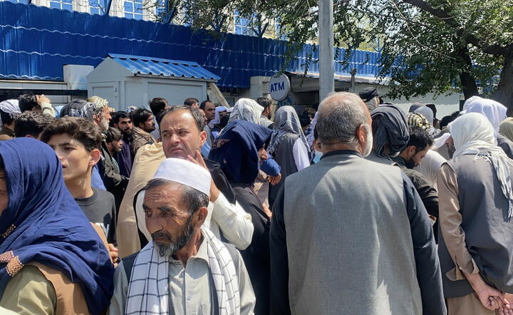 Afganistan. Tłum przed bankiem / autor: PAP/EPA