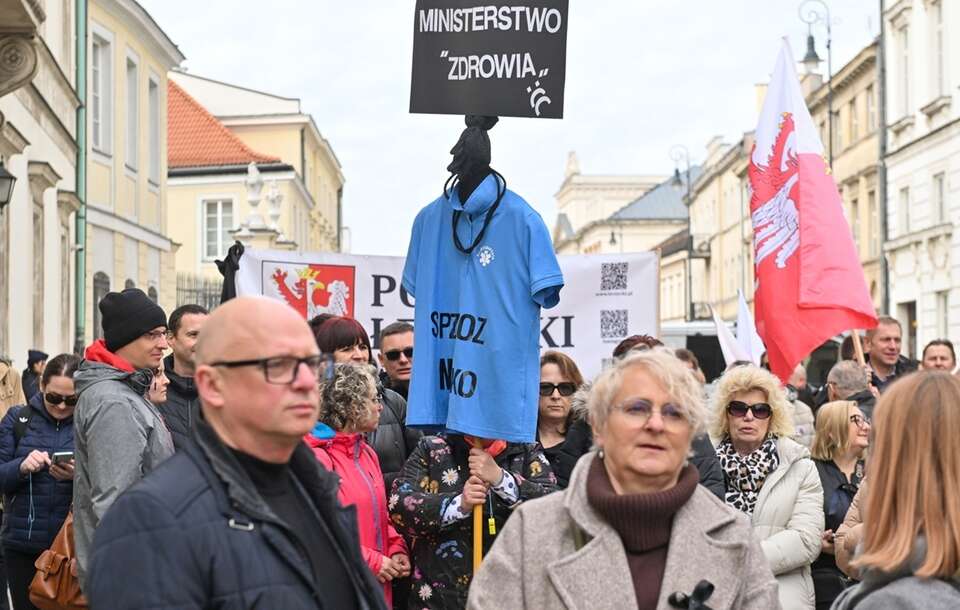 Medycy ze szpitali powiatowych mówią dość! Protest przed MZ!