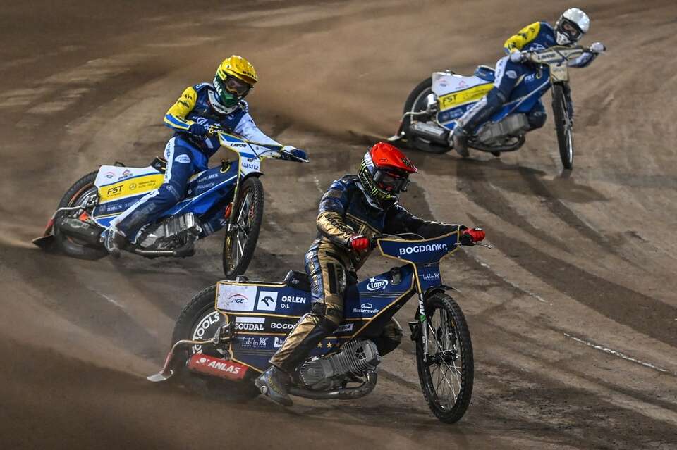 Fredrik Lindgren (kask czerwony) z Orlen Oil Motoru Lublin oraz Antoni Kawczyński (biały) i Mikkel Michelsen (żółty) z Pres Grupy Deweloperskiej Toruń podczas rewanżowego meczu finałowego żużlowej Ekstraligi / autor: PAP/Wojtek Jargiło
