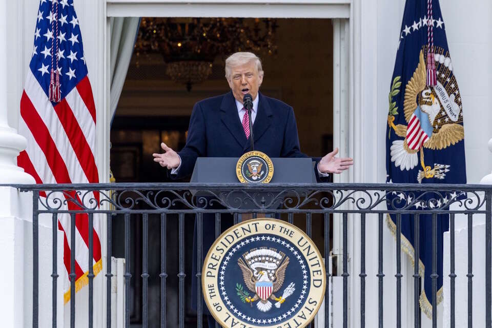 Na zdjęciu Donald Trump na balkonie Białego Domu / autor: PAP/EPA