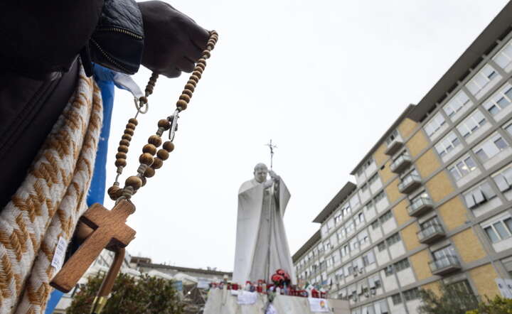 Przed kliniką Gemelli trwają modlitwy o zdrowie papieża Franciszka / autor: PAP/EPA/MASSIMO PERCOSSI