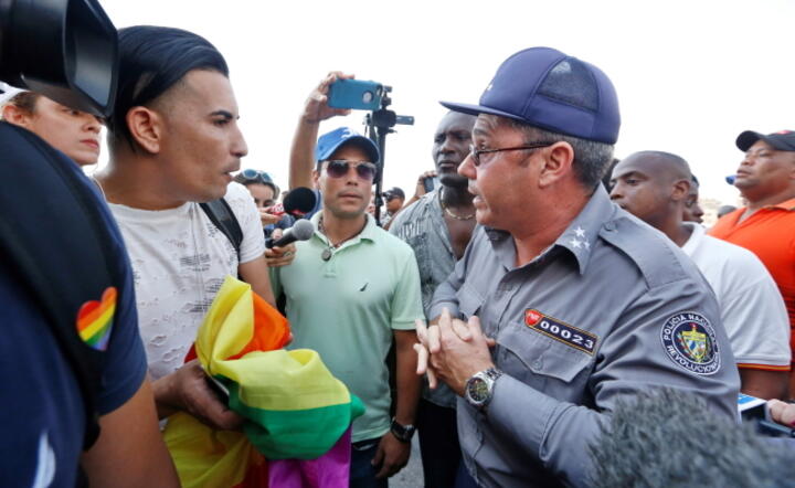 Policja kubańska przerwała w sobotę marsz główną arterią Hawany zwolenników praw LGBT / autor: PAP/EPA/ERNESTO MASTRASCUSA