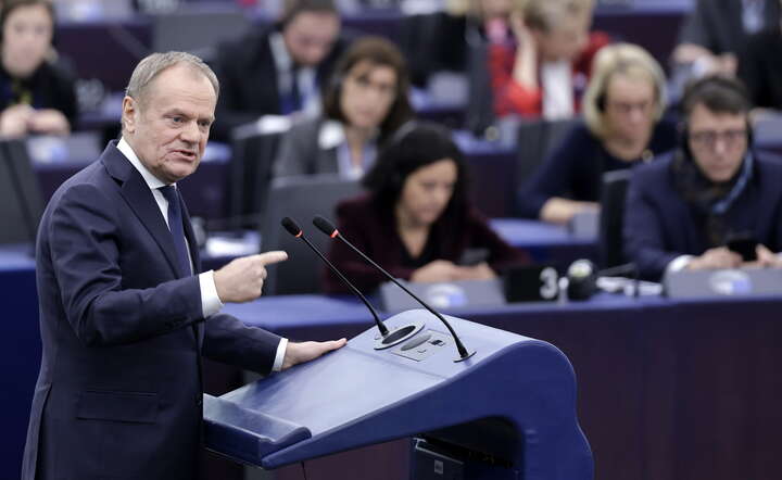 Premier Donald Tusk przemawia na forum Parlamentu Europejskiego w Strasburgu / autor: PAP/EPA/RONALD WITTEK