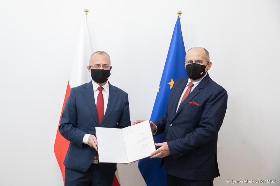 Szef MSZ Zbigniew Rau wręcza nominację ambasadorską Markowi Magierowskiemu / autor: Tymon Markowski/MSZ/@MSZ_RP