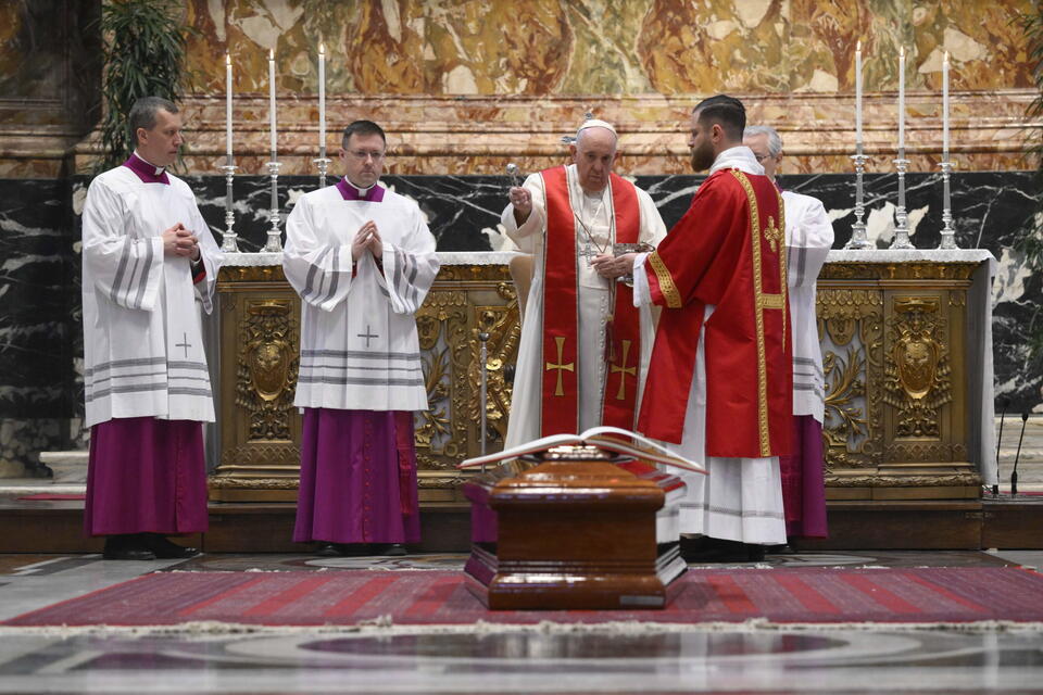 Papież na wczorajszym pogrzebie kardynała Pella w Watykanie. / autor: PAP/EPA/ALESSANDRO SARDO/VATICAN MEDIA HANDOUT