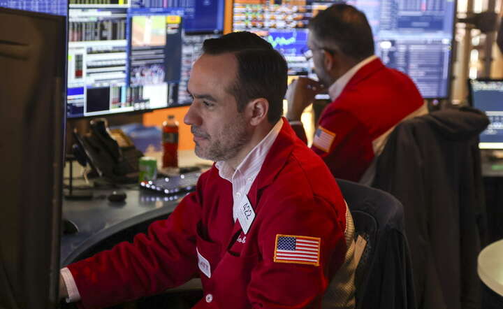 Maklerzy na parkiecie giełdy NYSE w Nowym Jorku / autor: PAP/EPA/SARAH YENESEL