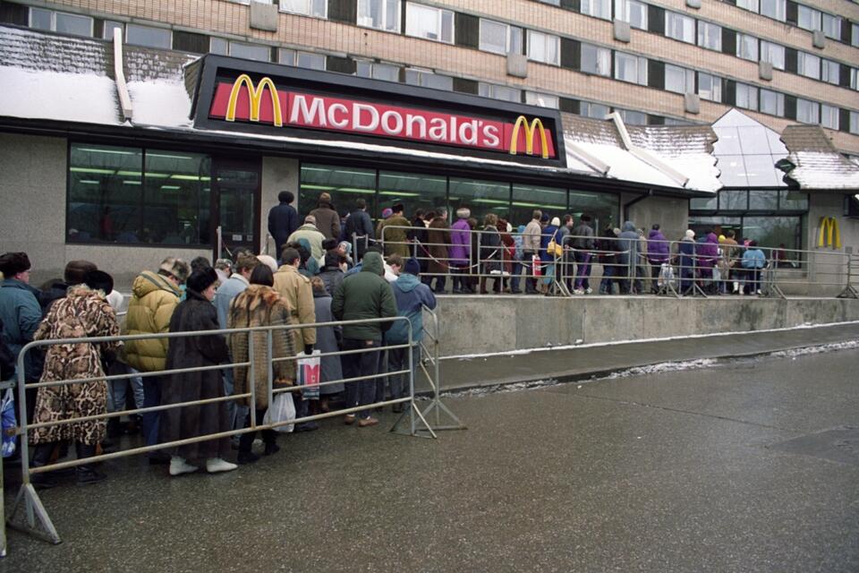 Zdjęcie archiwalne z 1992 roku. Mieszkańcy Moskwy w kolejce do amerykańskiej sieci restauracji fast-food. / autor: EPA/PAP