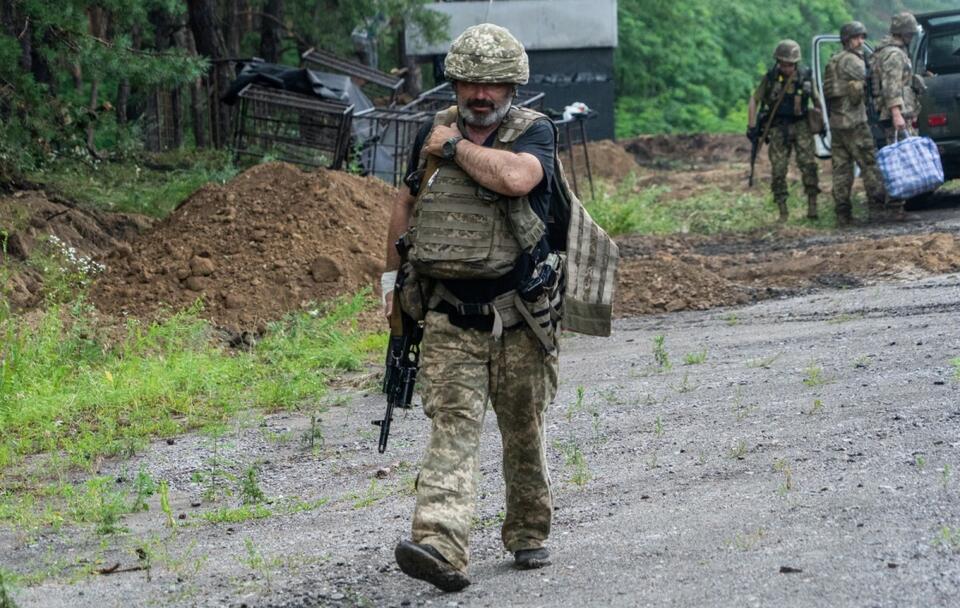 Zdjęcie ilustracyjne/ Ukraiński żołnierz w okolicach Charkowa / autor: PAP/Mykola Kalyeniak