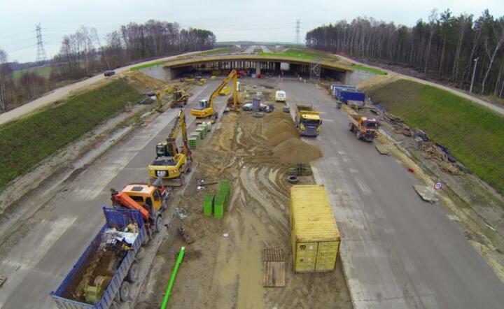 Budowa odcinka A1 pod Łodzią, widok w grudniu 2015, fot. materiały prasowe GDDKiA 