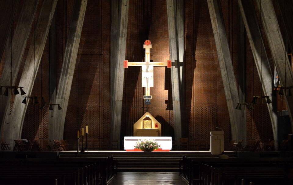 Krucyfiks Jerzego Nowosielskiego w kościele św. Dominika na warszawskim Służewie / autor: wikimedia commons/Adrian Grycuk - Praca własna, CC BY-SA 3.0