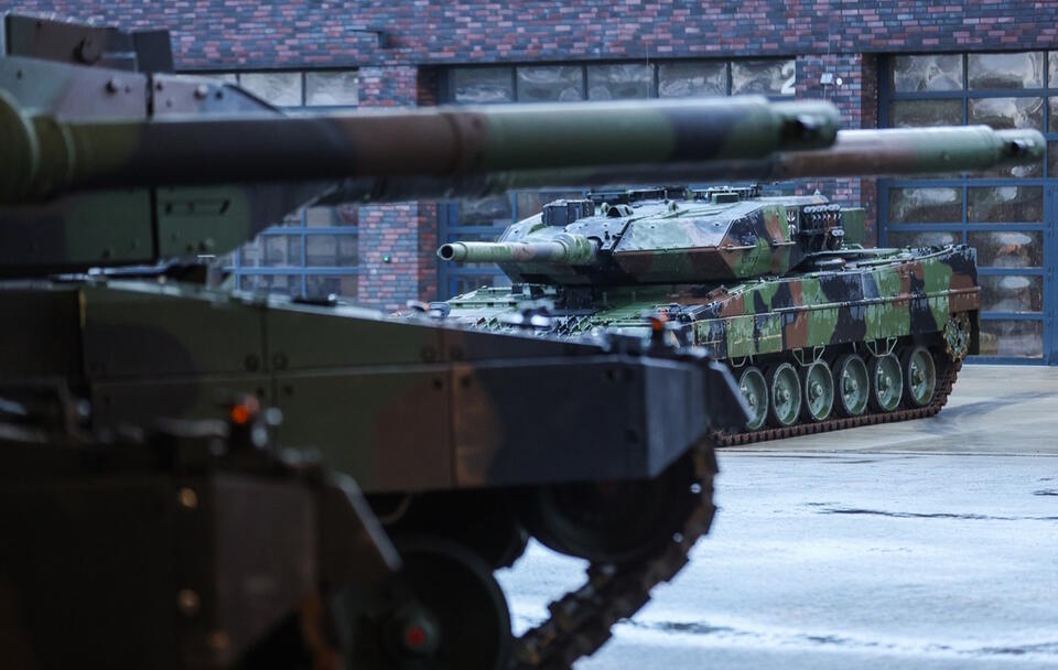Niemieckie czołgi Leopard 2 A6, batalion czołgów 203 w Augustdorf / autor:  	PAP/EPA/FRIEDEMANN VOGEL