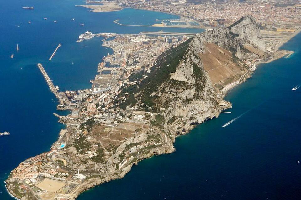 Gibraltar / autor: WikimediaCommons/https://commons.wikimedia.org/wiki/File:Gibraltar_aerial_view_looking_northwest.jpg
