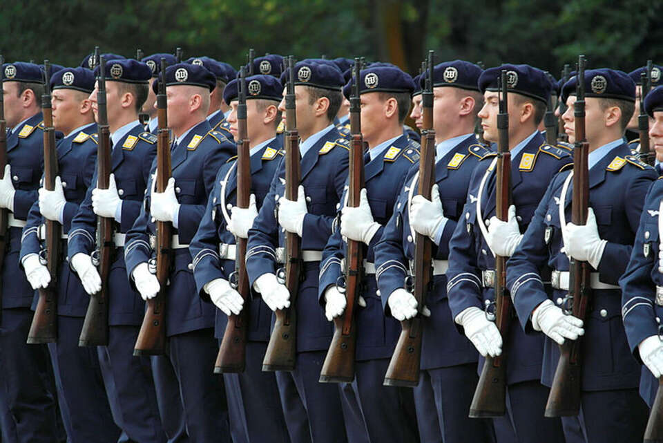 W Niemczech dyskusja o naborze imigrantów do Bundeswehry wraca co jakiś czas (na zdjęciu niemiecka kompania honorowa) / autor: Fratria