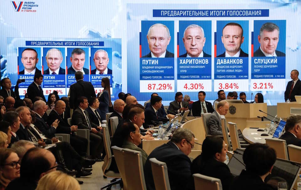 Międzynarodowi obserwatorzy i dziennikarze uczestniczą w prezentacji wstępnych jeszcze wyników wyborów prezydenckich w Centralnej Komisji Wyborczej w Moskwie / autor:  	PAP/EPA/MAXIM SHIPENKOV