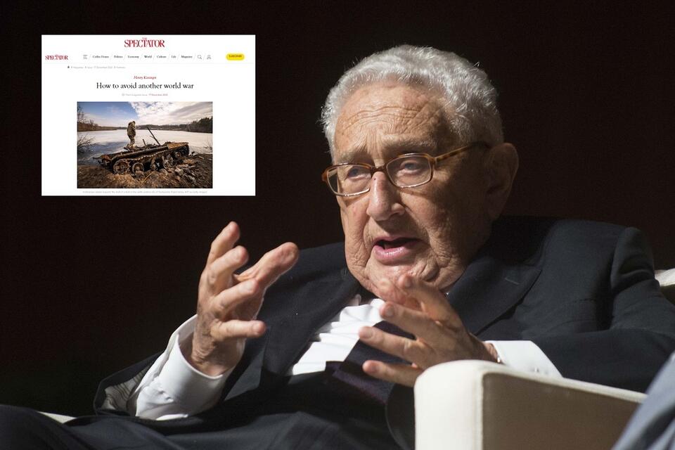 Henry Kissinger w LBJ Presidential Library na zdjęciu z 2016 r. ; w miniaturze screen publikacji w tygodniku Spectator / autor: wikimedia commons/Marsha Miller - https://www.flickr.com/photos/lbjlibrarynow/26667223635/in/album-72157667635816275/domena publiczna; spectator.co.uk