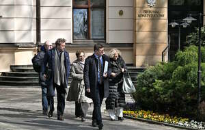 Na zdjęciu sędziowie wybrani do TK przed wejściem do Trybunały Konstytucyjnego / autor: PAP/Radek Pietruszka