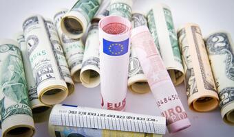 Dolar traci, euro górą na drodze do piątku