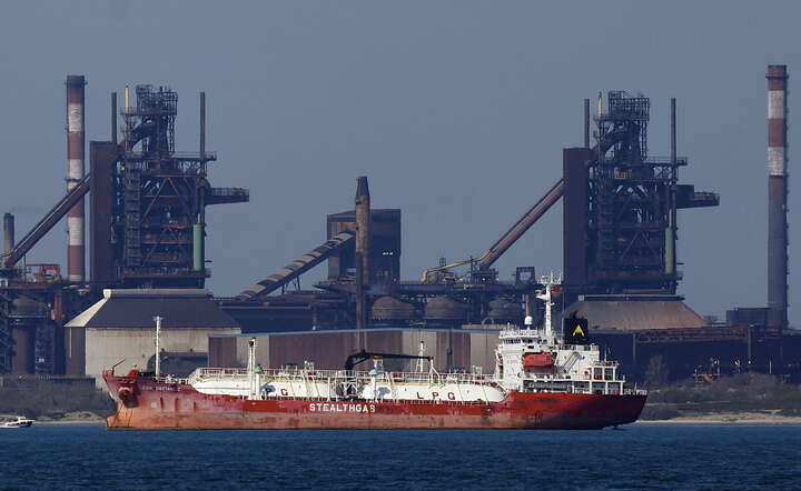 Gazowiec z paliwem zacumowany przed francuskim naftoportem  Golfe de Fos na Morzu Środziemnym, 18 marca 2026 / autor: PAP/EPA/GUILLAUME HORCAJUELO