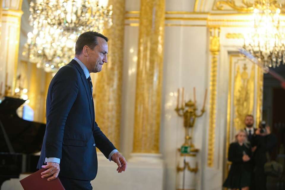 Na zdj. wicepremier, szef MSZ Radosław Sikorski podczas uroczystej gali programu stypendialnego Poland.Business Adventure na Zamku Królewskim w Warszawie / autor: PAP/Marcin Obara
