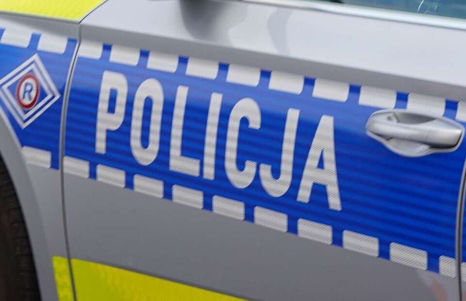 Na zdjęciu napis policja na radiowozie / autor: Fratria