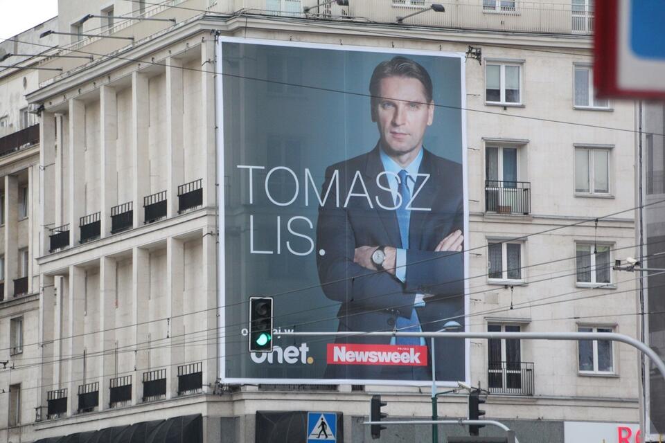 Billboard reklamujący na ulicach Warszawy program Tomasza Lisa w Newsweeku i Onecie / autor: Fratria