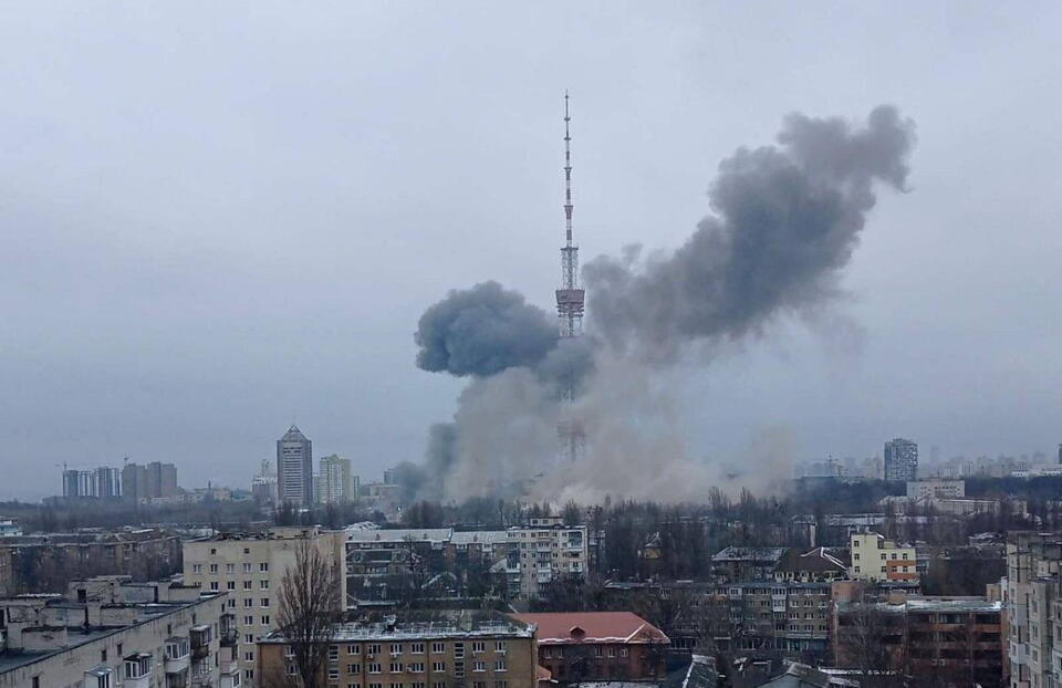 Atak na wieżę telewizyjną w Kijowie  / autor: screenshot TT @EuromaidanPR