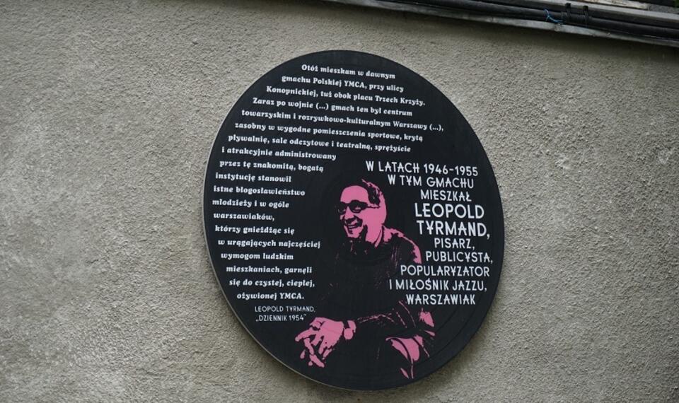 Tablica poswiecona Leopoldowi Tyrmandowi na budynku YMCA w Warszawie / autor: Fratria