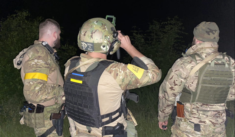 Żołnierze ukraińscy podczas nocnego zwiadu w Donbasie / autor: Fratria