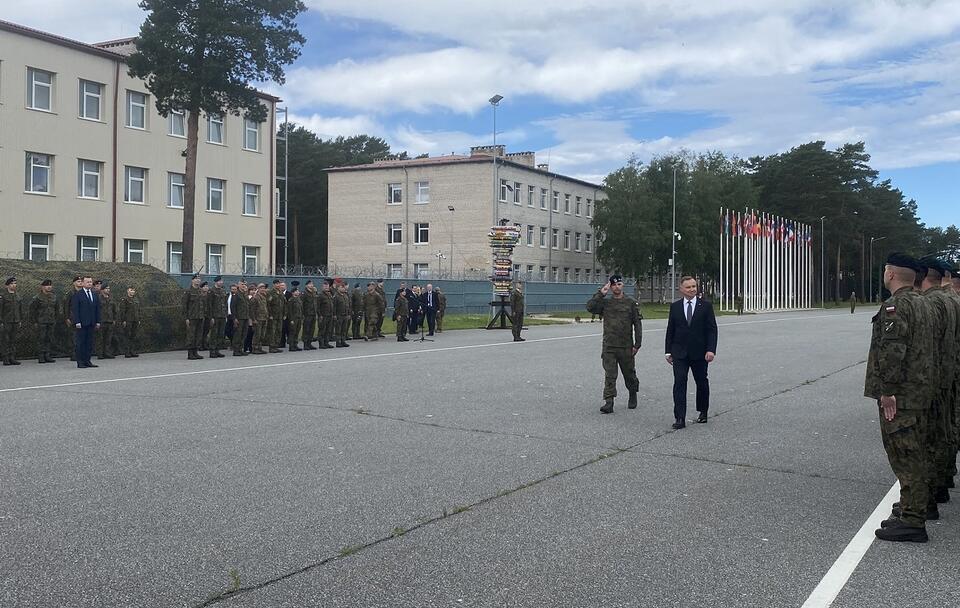 Prezydent RP i szef MON odwiedzili kontyngent polskich żołnierzy na Łotwie / autor: Twitter/MON