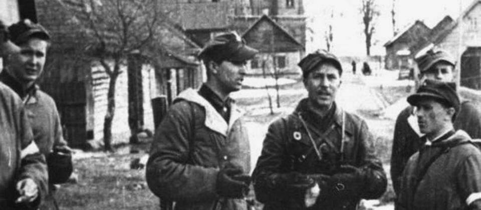 Żołnierze 3 Wileńskiej Brygady Armii Krajowej w Turgielach (1944). Od lewej: NN, Witold Łukomski „Zorian”, Czesław Stankiewicz „Zaskoczek”, Wacław Barbarowicz „Baśka”, Romuald Rajs „Bury”, Józef Surowiak „Bohdan”, Eugeniusz Korejwo „Mat” / autor: NAC/commons.wikimedia.org